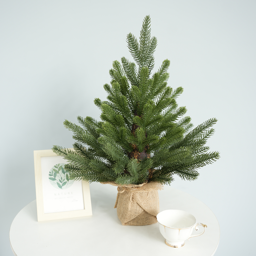 1 Christmas Tree with Linen